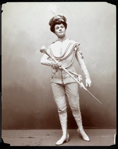 Een vrouw die een uniform modelleert, met een baton, ca. 1898